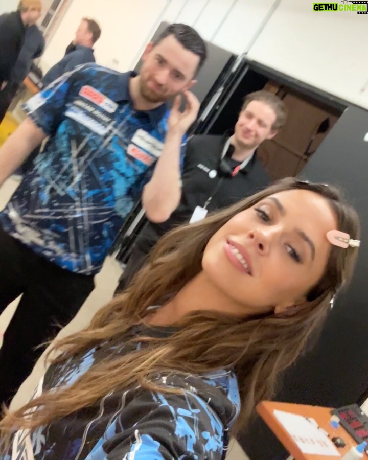 Vanessa Mai - 24K Likes - Ihr könnt mein Dart WM Trikot von heute Abend gewinnen! 🎯Verlost wird unter allen die @mai.world.official folgen und den Post hier kommentieren und liken! 🫶🏼 Gleich geht’s los 20.15 Uhr auf ProSieben äääh ProAcht!
@skechers #skechersambassador