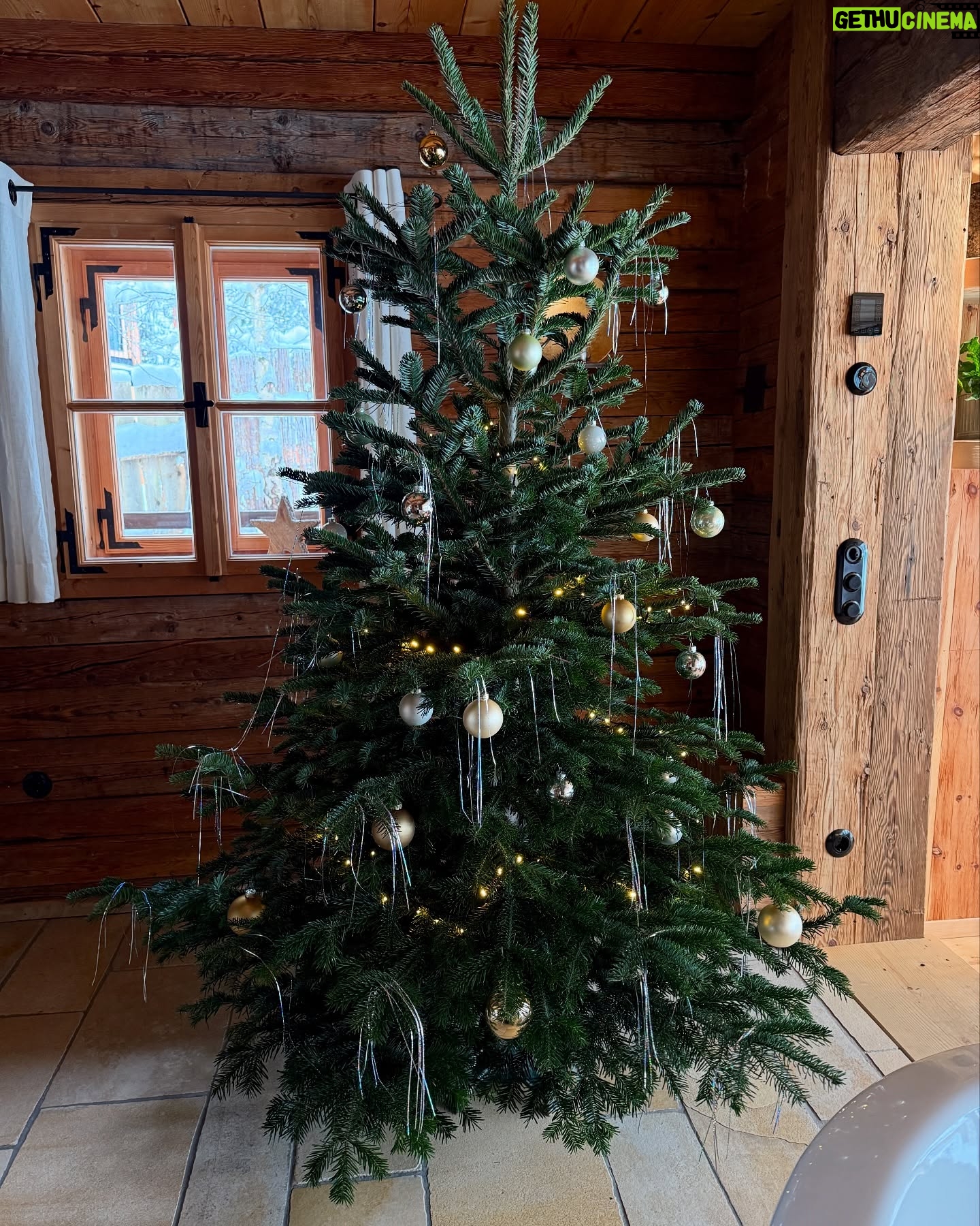 Vanessa Mai - 20.3K Likes - fröhliche weihnachten euch allen 🤍🎄💫