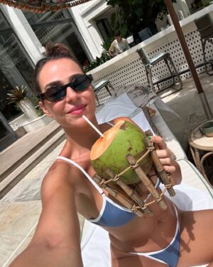 Vanessa Martins Instagram - Acabei o ano com uma virose mas comecei o ano no Brasil com a melhor companhia do mundo ❤️ 
A última foto partilho para dar ideias às pessoas que gerem os supermercados em Portugal. 🚀 Brasil a viver em 2050 em relação aos animais de estimação. 
Ahh e já sinto saudades da água de coco.