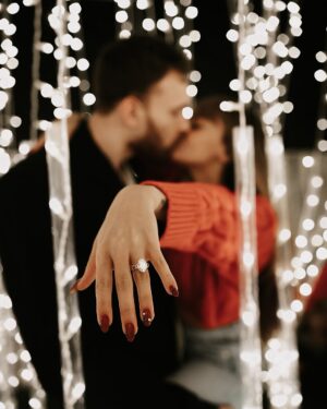 Vanessa Morgan Instagram - Merry Christmas Eve from me and my fiancé 😭💍🎁
.
.

💍: @brilliantearth 
📸: @unspokenphotography