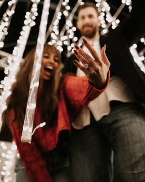Vanessa Morgan Instagram - Merry Christmas Eve from me and my fiancé 😭💍🎁
.
.

💍: @brilliantearth 
📸: @unspokenphotography