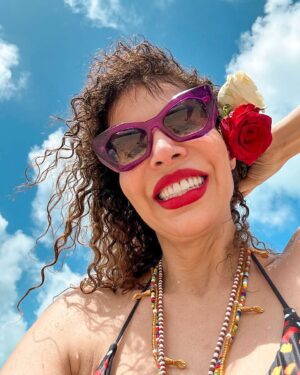 Vanessa da Mata Instagram - Feliz ano novo
Gratidão ao nosso corpo
À vida
Saúde
Saúde
saúde
Disposição, ciência das coisas, fé fé fé 
Amor e alma com energia vital para correr atrás do que queremos
E que perto de nós, estejam os bons e os que somam em bondade, carinho, consideração e respeito 🌹

#VanesssdaMata