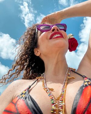 Vanessa da Mata Instagram - Feliz ano novo
Gratidão ao nosso corpo
À vida
Saúde
Saúde
saúde
Disposição, ciência das coisas, fé fé fé 
Amor e alma com energia vital para correr atrás do que queremos
E que perto de nós, estejam os bons e os que somam em bondade, carinho, consideração e respeito 🌹

#VanesssdaMata