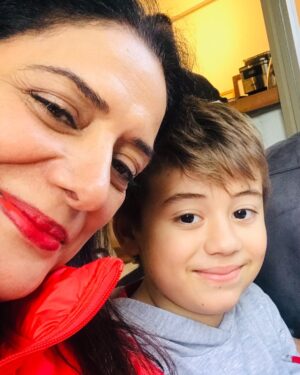Veda Yurtsever Instagram - Bu aşkla yenen bir yemek hikayesidir… Müstakbel kayınvalidem ve kayınpederim küçük ve lezzetli bir meze-yemek işine bulaştılar. Şimdi ben de aileye mensup olacağım için derhal tadım işine giriştim. Müstakbel damat 3. sıradaki fotoğrafta gülümseyen Yaman Dağlar ( 9 yaşında olması onun yıllardır benimle evlenme planı yapmasına engel değil 🤪) ve kayınbiraderim Rüzgar Fora ‘ya ödevlerinde yardım da ettim bir taraftan, öyle kolay gelin olunmuyor efenim. Neyse , şuursuzca yediğimi hesaba katarak her şeyin çok lezzetli olduğuna yemin bile edebilirim. Mesela ben ‘Adana İçli Köftesi’ nin diğerlerinden bu kadar farklı olduğunu bilmiyordum👏 Efenim bi ‘Analı-Kızlı’ var ki insan onunla bir ömür geçirebileceğini düşünüyor. Şahane mezeler, vegan - vejeteryan seçenekler, kavanozda eve götürebilme  kolaylığı, ay ne bileyim say say bitmez güzellikler… Etiler-Levent’te Fecri Ebcioğlu’nda @limonlezzetleri ‘nde , gidin yiyin, ya da takip ettiğiniz uygulamalardan sipariş verin, düğün masraflarımızı kurtaralım🥰🧿😻 #işbirliği