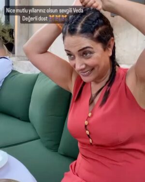 Veda Yurtsever Instagram - ( BUGÜN BENİM DOĞUM GÜNÜM DEĞİL). 2023 haziran’ında Pariste, sevgili Erdal Ataş beni lüks bi restorana götürmüştü. Orası belli ki doğum günlerinin çok kutlandığı bi yerdi, aaaa ne güzel demem yetti zarif arkadaşıma, gidip benim de doğum günüm olduğunu söylemiş.Aslında videonun uzun halinde yan masaların alkış kıyamet kutlamaları da vardı ama ben onu silmişim. Güzel hava atardım yoksa ama artık elimizdekiyle idare edelim. Oğlum küçükken bir kez ağlamıştı ‘benim niye sadece bir kere doğum günüm oluyor’ diye, anası o sene 2 kere kutlayıp oğluna arka çıktı. SAKIN DOĞUM GÜNÜMÜ KUTLAMAYIN! Sadece arkadaş sürprizi bu;)) Çoookkkk güzel bi gündü @erdal.atas.94 , Paris’teki olaylar yüzünden paylaşamamıştım, geç de olsa teşekkürümü kabul et🙏😻