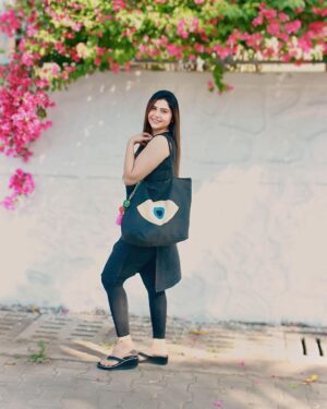 Veena Jagtap Instagram - Be Fabulous, Classy, ELegant coz You Are A Limited Edition & In The End Just Be YOU🩷

Prapti My Duckie Thank You So Much For This Beautiful Bag, Loved this Bag @praptiredkar 🩷

Bag : @bag_wale_bhaiya_ ✌🏻

📸 : @rjsubhashyadav