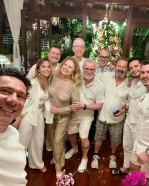 Vera Fischer Instagram - 🎇Bem-Vindo 2025 🎇
Quem tem amigos tem Tudo 
🧡💫🧡💫🧡💫🧡💫🧡💫🧡💫🧡💫
@tadeuaguiaroficial 
@eduardo_bakr
@drvictorbechara
@binhoalemcar
@severo