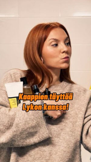Veronica Verho Instagram - Mainos & alekoodi @lykosuomi 💅🏼

Kaappien täyttelyä Lykon kanssa! Tein alkuvuodesta ihoanalyysin Lykon sivuilla ja tutustuin paremmin COSRX -tuotteisiin. Aiemmin tuttuja löytyi kaappiin kuten Aloe Soothing Sun Cream, Ultimate Nourishing Rice Overnight Spa Mask, Propolis Synergy Toner sekä Propolis light ampoule. Yks mun suosikeista on ehdottomasti Propolis Honey Overnight Mask, super kosteuttava mut silti kevyt kasvoilla.

Hiusten puolelle löytyi ystäviltä monta kertaa lainattu Ida Wargin shampoo, hoitoaine sekä lämpösuoja!

Tuoksukokoelmaan nappasin D&G:n Devotion ja oikeasti teidän pitää saada tuoksuttaa tätä! Mulle se tuo muistot Balilta. 🥹❤️

Mulla on teille myös alekoodi VERONICA20, jolla saatte -20% Lykon valikoimasta seuraavan 48 tunnin ajan!