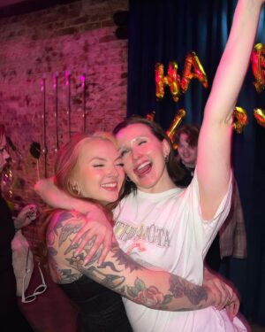 Veronica Verho Instagram - 📣TURKU-KAMUHAKU📣

Turku on täynnä ihania tyyppejä, mutta viime aikoina ollaan harmiksemme kuultu, että niitä on ollut hankala kuitenkin löytää. 🥹 Me myös ymmärretään, että aikuisena on paljon vaikeampaa löytää uusia Ystäviä isolla Y:llä verrattaen vaikka kouluaikoihin. Mut tiiättekö mitä? Me kaks ollaan kuitenkin elävä esimerkki kahdestakin asiasta; Aikuisiällä VOI vielä löytää sydänystävän ja sen voi vieläpä löytää Turussa (tarkalleen ottaen Ruissalon vesibussijonossa) kuten me 2,5 vuotta takaperin! ✨

Ihannemaailmassa kaikki saisivat kokea samankaltaista ystävyyttä ja siksi halutaan tehdä oma voitavamme asian eteen ja järjestää TURKU KAMUHAKU! 

Jos joulu on tuonut enemmän yksinäisyyden tunnetta elämääsi niin koitetaan korjata se yhdessä kommenttikentässä. 👇

Kerro itsestäsi jotain sellaista, mitä haluaisit mahdollisesti itse tietää tulevaisuuden Turku-ystävästäsi. Esimerkiksi ikä, harrastukset & mielenkiinnonkohteet, millä alalla työskentelet ja muuta oleellista. 🥰

Kannustetaan jokaista mukaan ja keksitään porukalla kivaa Turku-tekemistä ensi vuoden puolella!

Ihanaa vuotta 2025! 🥂
<3 Veronica ja Riina