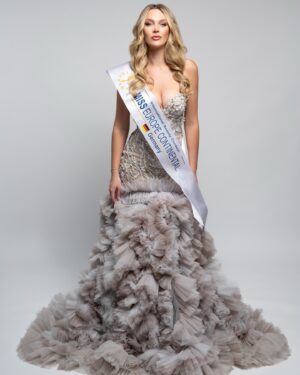 Victoria Jancke Instagram - Miss Europe Germany 2025 ✨ So excited to represent my beautiful country, Germany, at this year’s @misseuropecontinentalofficial competition in Naples, Italy! 🇩🇪✨

Let’s empower women, spread the message of @grow__and_glow_women , and celebrate femininity together. 💖

Catch my interview on the last slide or via the link—can’t wait to share this journey with you all! 🌍💫

#MissEurope2025 #GrownAndGlow #EmpoweredWomen #NaplesItaly
________________________________________________
🇩🇪 Miss Europe Germany 2025 ✨So aufgeregt, mein wunderschönes Heimatland Deutschland bei der diesjährigen Miss Europe Competition in Neapel, Italien, zu repräsentieren! 🇩🇪✨

Lasst uns Frauen empowern, die Botschaft von @grow__and_glow_women verbreiten und gemeinsam die Weiblichkeit feiern. 💖

Schaut euch mein Interview auf der letzten Folie oder über den Link an – ich kann es kaum erwarten, diese Reise mit euch zu teilen! 🌍💫

#MissEurope2025 #GrownAndGlow #EmpoweredWomen #NapoliItalien