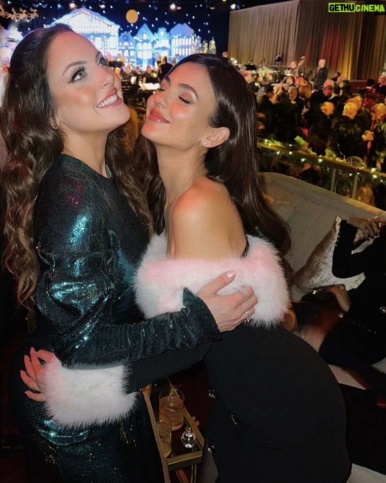 Victoria Justice - 1.5 Million Likes - Saw some old friends, made some new 🥰💋
@macfarlaneseth you throw the best holiday party hands down. Thank you again for having me ♥️
(also the song, I had to 😝)