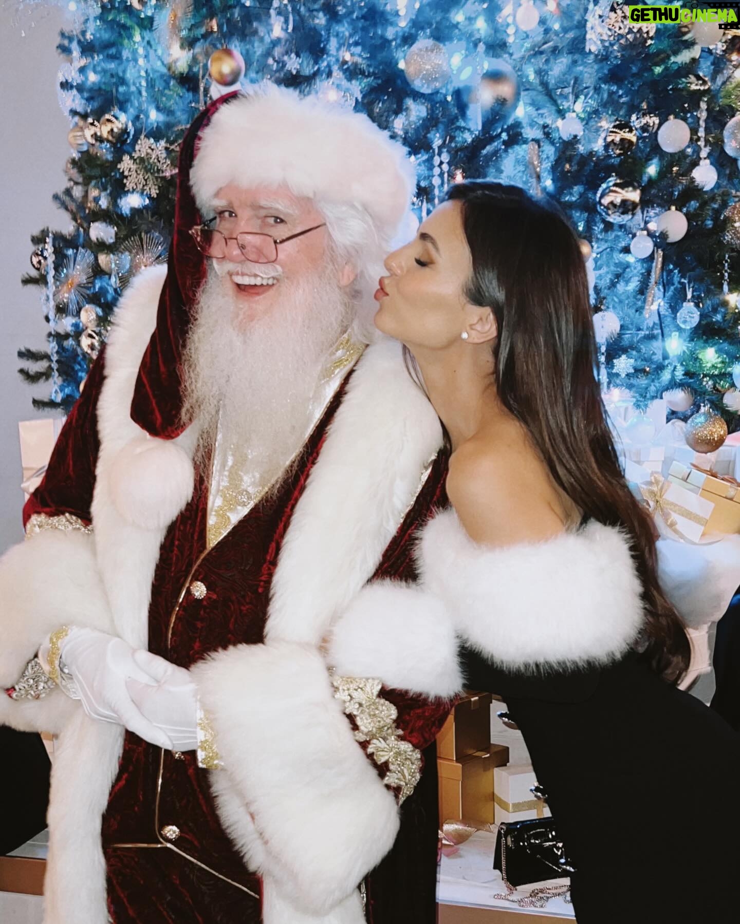 Victoria Justice - 1.5 Million Likes - Saw some old friends, made some new 🥰💋
@macfarlaneseth you throw the best holiday party hands down. Thank you again for having me ♥️
(also the song, I had to 😝)