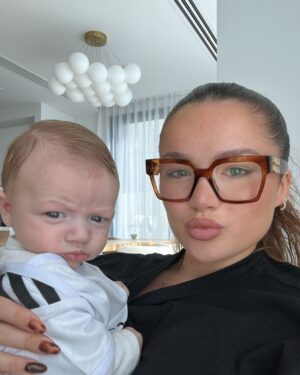 Victoria Mehault Instagram - Baby strike a pose 📸✨ On a vlogué toute notre journée ! Ça sort dimanche sur ma chaîne YouTube VIVISUPERSTAR 🤍