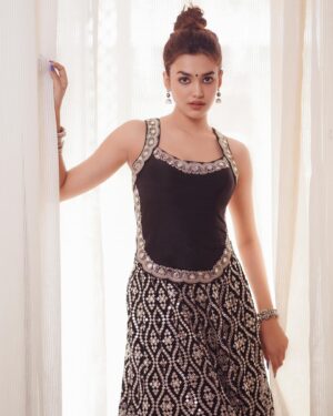 Vidhi Yadav Instagram - 🖤
Wearing: @gopivaiddesigns