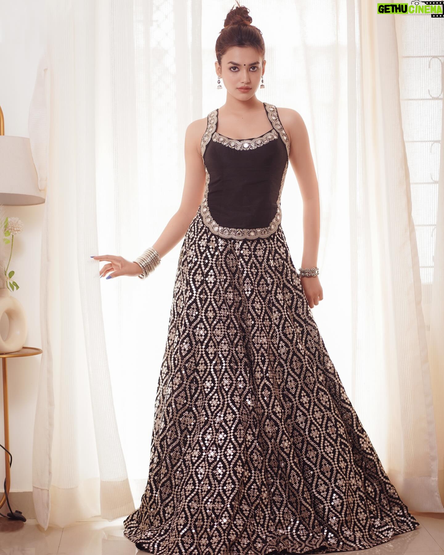 Vidhi Yadav - 297K Likes - 🖤
Wearing: @gopivaiddesigns