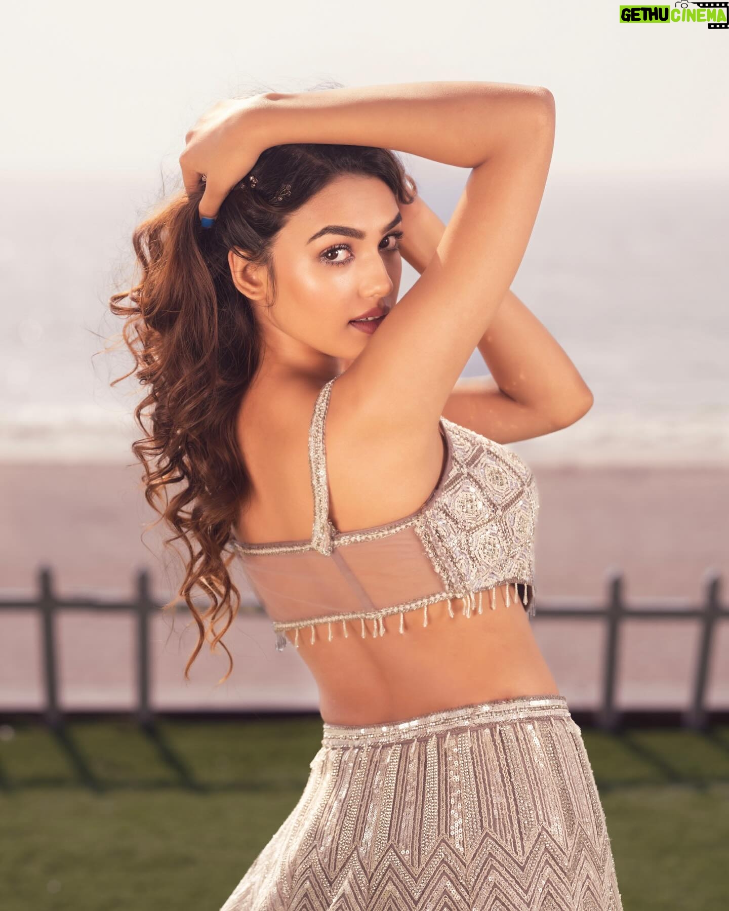 Vidhi Yadav - 333.4K Likes - 🩶
.
Wearing: @neerusindia
Styled by: @nehaadhvikmahajan
📍: @novotel_juhu
📸: @deepak_das_photography
Hair by: @sushma_jadhav97