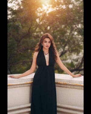 Vidhi Yadav Instagram - 🖤👀
.
Wearing: @a.la.modebyakanksha 
📸: @abhay_r_kirti