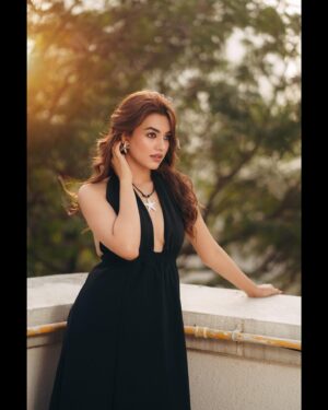 Vidhi Yadav Instagram - 🖤👀
.
Wearing: @a.la.modebyakanksha 
📸: @abhay_r_kirti