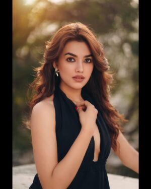 Vidhi Yadav Instagram - 🖤👀
.
Wearing: @a.la.modebyakanksha 
📸: @abhay_r_kirti