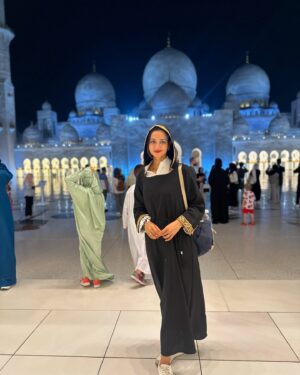 Vidisha Instagram - The best ones !!! Keep swiping left!! Which one is your favourite?💕💕💕🐣 
.
.
.
@visitabudhabi @qasralwatantour @ymcofficial #sheikhzayedmosque @snowauh #shanvisri #shanvisrivastava #travel #family #vacation #throwback
