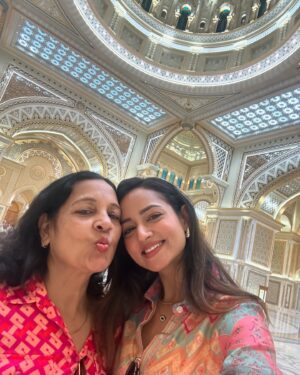 Vidisha Instagram - The best ones !!! Keep swiping left!! Which one is your favourite?💕💕💕🐣 
.
.
.
@visitabudhabi @qasralwatantour @ymcofficial #sheikhzayedmosque @snowauh #shanvisri #shanvisrivastava #travel #family #vacation #throwback