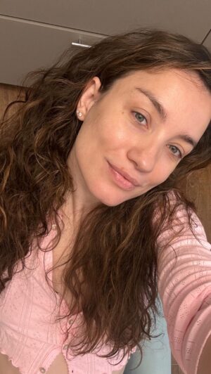 Viktoriya Dayneko Instagram - От бесконечных пробок и в постоянной гонке куда-то успеть вовремя спасает всегда музыка. Мне никогда не скучно за рулем, потому что постоянно пою песни в машине🙈