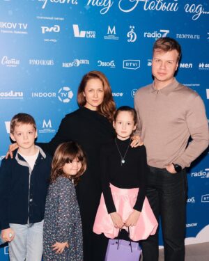 Viktoriya Isakova Instagram - У нас вчера был прекрасный вечер! 
Такой веселый, ностальгически- нежный и красочный! 
Дети счастливы и мы довольны! 

#дядястепа 
#говорятподновыйгод 
#чудо
 #волшебство