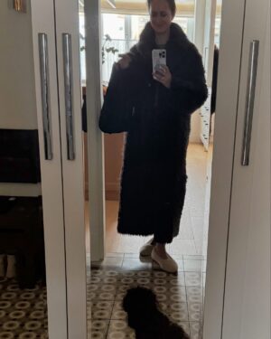 Viktoriya Isakova Instagram - Провожаю год в любимом цвете 
Уверена, он отправится с нами в следующий 
Честно признаться, я бы с ним вообще не расставалась , у нас даже собака шоколадная 
Ну а шоколад … как же без него 

А шуба любовная любовь
 @key_taler ❤️
Они окрылись в гуме 
Идеально , когда красиво и удобно!