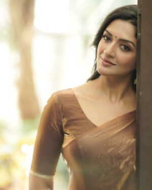 Vimala Raman Instagram - Mocha mousse musing 🤎🍩🍫

Shot by none other than the best 🤎 and an amazing team 🤎😘 
Photographer - @camerasenthil 
Costumes - @kaarigai.sarees 
Makeup - @chennai_thebridalart 
Hair - @mahi_hairstyliz 
Organised by my favourite soul @rrajeshananda ❤️
.
.
.
#photoshoot #saree #sareelove #sareefashion #shoot #latest #mochamousse #actor #actress #vimalaraman