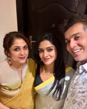 Vimala Raman Instagram - Diwali 2024 🪔❤️🫶🏽
.
.
.
#diwali #deepavali #diwalivibes #celebrations #friendslikefamily #love #actor #vinayrai #vimalaraman #vr