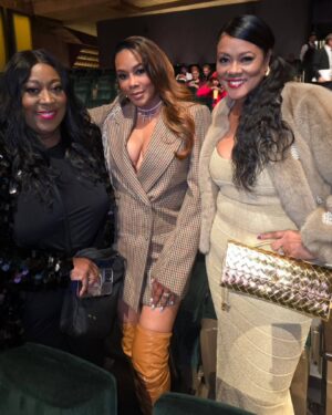 Vivica A. Fox Instagram - GM Dawlings! #AboutLastNite Went to @netflix Premiere "The Six Triple  Eight" Starring the AMAZING & TALENTED @kerrywashington Directed by @tylerperry DAWLINGS THIS FILM IS A MUST SEE!! FUNTIMES with FABULOUS @mstinaknowles @iamlelarochon @jayreeves7 @therealswizzz #BigSean & family @comiclonilove @flytetymejam BFF/Publicist @abjcoleman & more! Viv's Rocking @driesvannoten coatdress Thanks @rules2bfollowed @phillippleine boots @candyicejewelry @balenciaga bag Makeup/Pix @chenoarunningfox Hair @kenyaonhair #LifeIsGood #GodIsGood #Blessed #Respect #GurlPower #VivicaFoxHair #TeamVivica #TeamFox #MyGrindDontStop #LegitimateCareers #BossMoves #LoveWins #Actors #Producers #FILMLIFE #BlackExcellence #ClassicBadChicks 🔥👸🏽🫅🏽🎬🤑🔥