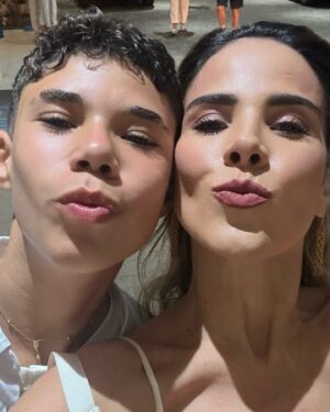 Wanessa Camargo Instagram - Treze anos é uma idade marcante, um ponto de transição, de encerramento de um ciclo e início de outro. É quando a infância começa a ficar para trás, dando espaço a uma nova maturidade, à adolescência que chega aos poucos. Tem sido lindo e desafiador acompanhar essa transformação diária. Sinto um orgulho imenso, ano após ano, ao perceber o quanto José cresce e se torna um ser humano cada vez mais especial.

É incrível ver o caráter que está se formando nele – meu bebê, meu menino –, que aos poucos vai se moldando diante dos meus olhos. José não é apenas extremamente inteligente, mas também sábio, sensível e carinhoso. Eu aprendo tanto com ele! Crescer ao lado dele é uma oportunidade única, um presente de Deus.

Ser mãe do José me desafia a ser melhor todos os dias. Ele me ensina, me inspira e me faz querer ser mais por ele e para ele. Meu amor por ele é incondicional, sem limites. Sou imensamente honrada por tê-lo como filho e desejo para ele tudo de mais maravilhoso que o mundo pode oferecer. Que ele mantenha o coração puro e lindo que possui, mas também tenha força e resiliência para lutar e conquistar todos os seus sonhos.

José tem um senso de justiça admirável e uma maturidade impressionante para a idade. Como um autêntico capricorniano, ele é profundo e determinado. É evidente para mim que ele veio a este mundo para fazer a diferença, e que honra é ser sua mãe.

Te amo, meu filho. Feliz aniversário @jose_marcus_09! 🩷