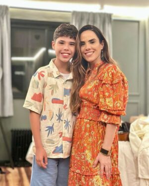 Wanessa Camargo Instagram - Treze anos é uma idade marcante, um ponto de transição, de encerramento de um ciclo e início de outro. É quando a infância começa a ficar para trás, dando espaço a uma nova maturidade, à adolescência que chega aos poucos. Tem sido lindo e desafiador acompanhar essa transformação diária. Sinto um orgulho imenso, ano após ano, ao perceber o quanto José cresce e se torna um ser humano cada vez mais especial.

É incrível ver o caráter que está se formando nele – meu bebê, meu menino –, que aos poucos vai se moldando diante dos meus olhos. José não é apenas extremamente inteligente, mas também sábio, sensível e carinhoso. Eu aprendo tanto com ele! Crescer ao lado dele é uma oportunidade única, um presente de Deus.

Ser mãe do José me desafia a ser melhor todos os dias. Ele me ensina, me inspira e me faz querer ser mais por ele e para ele. Meu amor por ele é incondicional, sem limites. Sou imensamente honrada por tê-lo como filho e desejo para ele tudo de mais maravilhoso que o mundo pode oferecer. Que ele mantenha o coração puro e lindo que possui, mas também tenha força e resiliência para lutar e conquistar todos os seus sonhos.

José tem um senso de justiça admirável e uma maturidade impressionante para a idade. Como um autêntico capricorniano, ele é profundo e determinado. É evidente para mim que ele veio a este mundo para fazer a diferença, e que honra é ser sua mãe.

Te amo, meu filho. Feliz aniversário @jose_marcus_09! 🩷