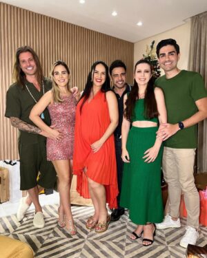 Wanessa Camargo Instagram - Meus amores, que este Natal seja maravilhoso para vocês e suas famílias! Que a paz, o amor e a alegria estejam presentes em cada momento, e que a magia desta data especial encha seus corações de esperança. Boas festas! ❤️🌹🎅⭐️
