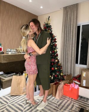 Wanessa Camargo Instagram - Meus amores, que este Natal seja maravilhoso para vocês e suas famílias! Que a paz, o amor e a alegria estejam presentes em cada momento, e que a magia desta data especial encha seus corações de esperança. Boas festas! ❤️🌹🎅⭐️