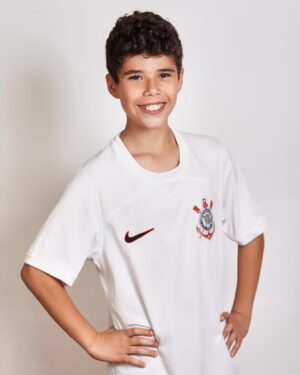 Wanessa Camargo Instagram - Treze anos é uma idade marcante, um ponto de transição, de encerramento de um ciclo e início de outro. É quando a infância começa a ficar para trás, dando espaço a uma nova maturidade, à adolescência que chega aos poucos. Tem sido lindo e desafiador acompanhar essa transformação diária. Sinto um orgulho imenso, ano após ano, ao perceber o quanto José cresce e se torna um ser humano cada vez mais especial.

É incrível ver o caráter que está se formando nele – meu bebê, meu menino –, que aos poucos vai se moldando diante dos meus olhos. José não é apenas extremamente inteligente, mas também sábio, sensível e carinhoso. Eu aprendo tanto com ele! Crescer ao lado dele é uma oportunidade única, um presente de Deus.

Ser mãe do José me desafia a ser melhor todos os dias. Ele me ensina, me inspira e me faz querer ser mais por ele e para ele. Meu amor por ele é incondicional, sem limites. Sou imensamente honrada por tê-lo como filho e desejo para ele tudo de mais maravilhoso que o mundo pode oferecer. Que ele mantenha o coração puro e lindo que possui, mas também tenha força e resiliência para lutar e conquistar todos os seus sonhos.

José tem um senso de justiça admirável e uma maturidade impressionante para a idade. Como um autêntico capricorniano, ele é profundo e determinado. É evidente para mim que ele veio a este mundo para fazer a diferença, e que honra é ser sua mãe.

Te amo, meu filho. Feliz aniversário @jose_marcus_09! 🩷