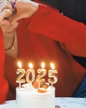 Wang Feifei Instagram - 新年快乐 ～ 
愿我们在新的一年
定会有始料不及的运气
也会有突如其来的惊喜