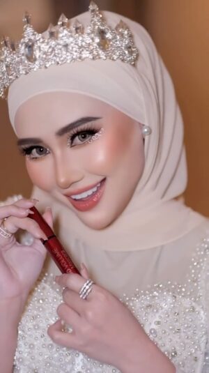 Wawa Zainal Instagram - Walaupun contact lens sebelah lain color yg penting makeup ons🫣 

Tq @makeupbynadianordin makeup & @farhanahfauzy siap kan tudung i😘