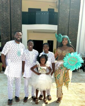 Wendy Osefo Instagram - ✨🇳🇬 Home for the Holidays 🇳🇬✨

#HappyNewYear #Asoebi #IJGB #DettyDecember 

Dress: @eki_e22