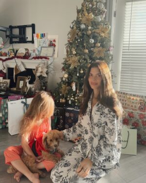 Weronika Rosati Instagram - Christmas morning was perfect with a perfectly imperfect christmas tree, messy hairs and decorations by Ela🎄 Perfect. Happy holidays! ❤️