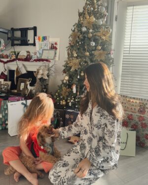 Weronika Rosati Instagram - Christmas morning was perfect with a perfectly imperfect christmas tree, messy hairs and decorations by Ela🎄 Perfect. Happy holidays! ❤️
