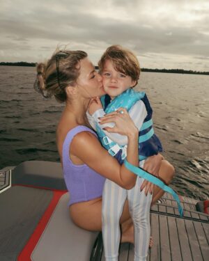 Witney Carson Instagram - Boating in December is kind of wild 😍🐚🌴🌊💜