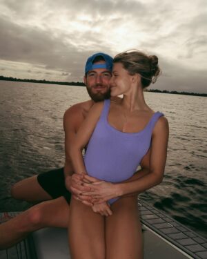 Witney Carson Instagram - Boating in December is kind of wild 😍🐚🌴🌊💜