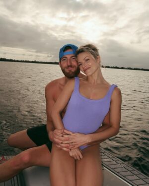 Witney Carson Instagram - Boating in December is kind of wild 😍🐚🌴🌊💜