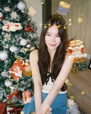 Worranit Thawornwong Instagram - Reindeer kisses and Christmas wishes. 🦌💋