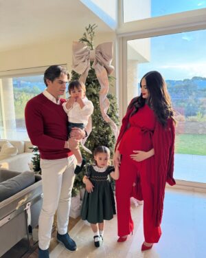 Ximena Navarrete Instagram - Mejor regalo de Navidad ….. imposible ! Los amo … feliz Navidad de parte de nuestra familia para la de todos ustedes 🎄🎁🎅🏼❄️