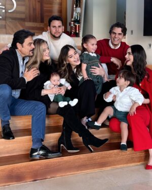 Ximena Navarrete Instagram - Mejor regalo de Navidad ….. imposible ! Los amo … feliz Navidad de parte de nuestra familia para la de todos ustedes 🎄🎁🎅🏼❄️