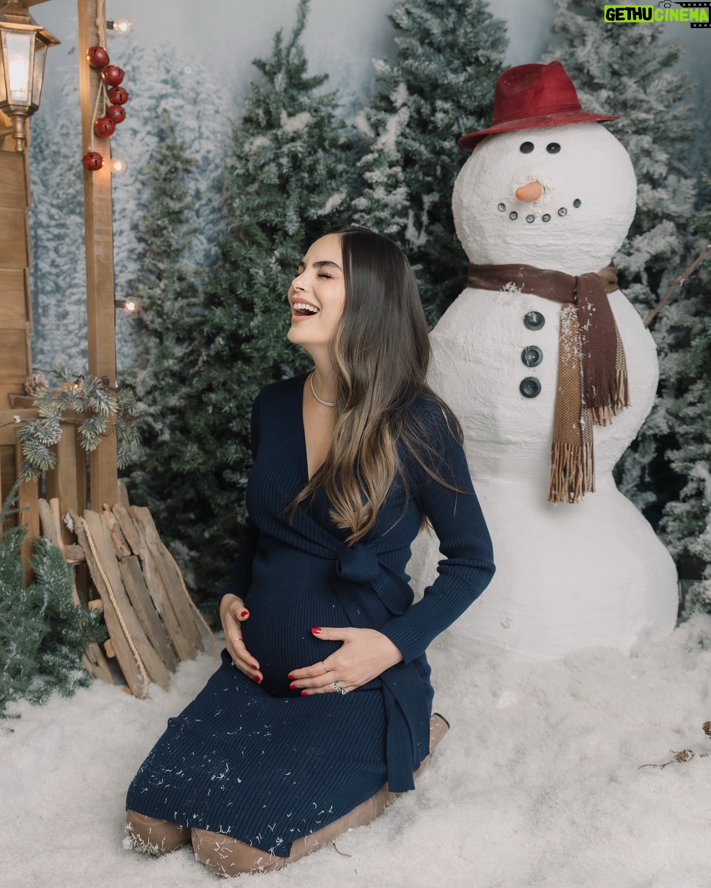 Ximena Navarrete - 109.1K Likes - Lo máximo @alisgonzalezphotography … Gracias por nuestras fotos navideñas !!!! Nos encantaron 🎄🤍