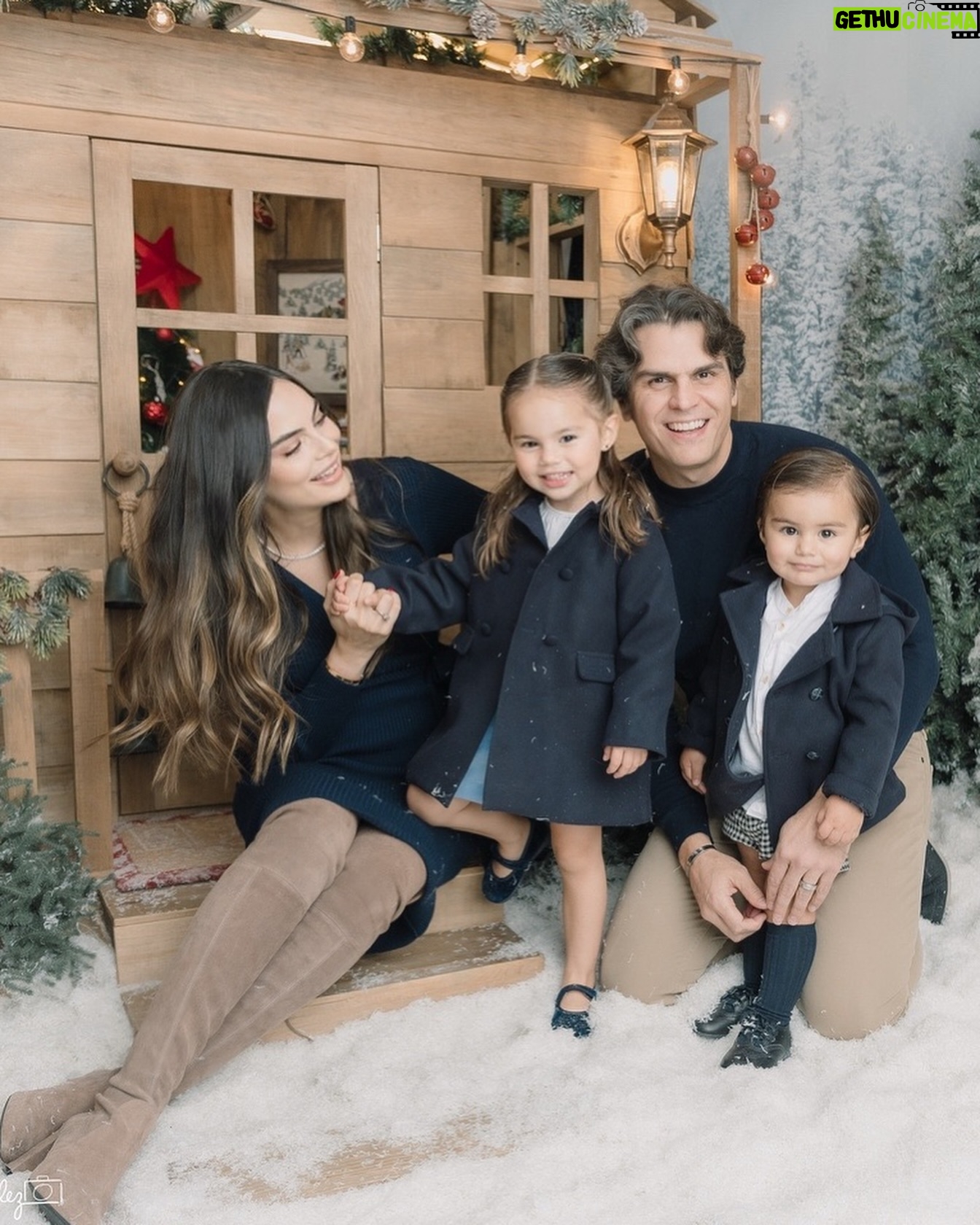 Ximena Navarrete - 109.1K Likes - Lo máximo @alisgonzalezphotography … Gracias por nuestras fotos navideñas !!!! Nos encantaron 🎄🤍