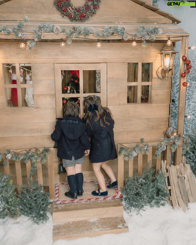 Ximena Navarrete - 109.1K Likes - Lo máximo @alisgonzalezphotography … Gracias por nuestras fotos navideñas !!!! Nos encantaron 🎄🤍